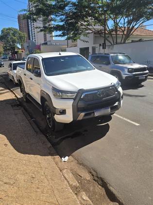 TOYOTA HILUX 2.8 D-4D TURBO DIESEL CD CONQUEST 4X4 AUTOMÁTICO TOYOTA HILUX 2.8 D-4D TURBO DIESEL CD CONQUEST 4X4 AUTOMÁTICO
